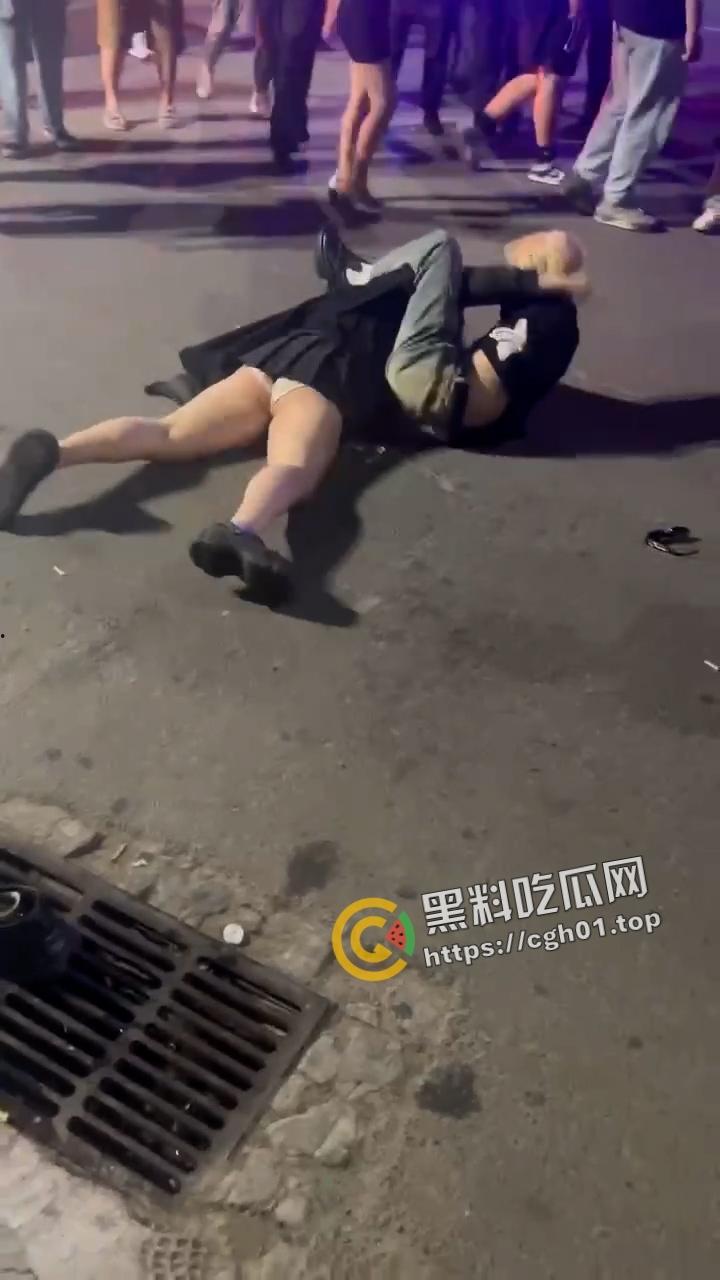 北京工体坦克大战瘦猴  飞猪女暴打细狗 打的自己内裤都飞了 围观群众都在喊加油 前排吃瓜 第1张