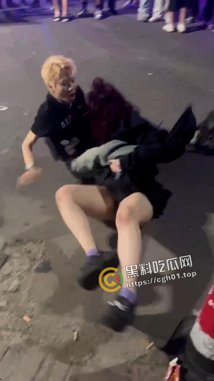 北京工体坦克大战瘦猴  飞猪女暴打细狗 打的自己内裤都飞了 围观群众都在喊加油 前排吃瓜 第2张