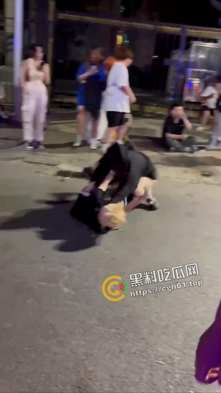 北京工体坦克大战瘦猴  飞猪女暴打细狗 打的自己内裤都飞了 围观群众都在喊加油 前排吃瓜 第3张