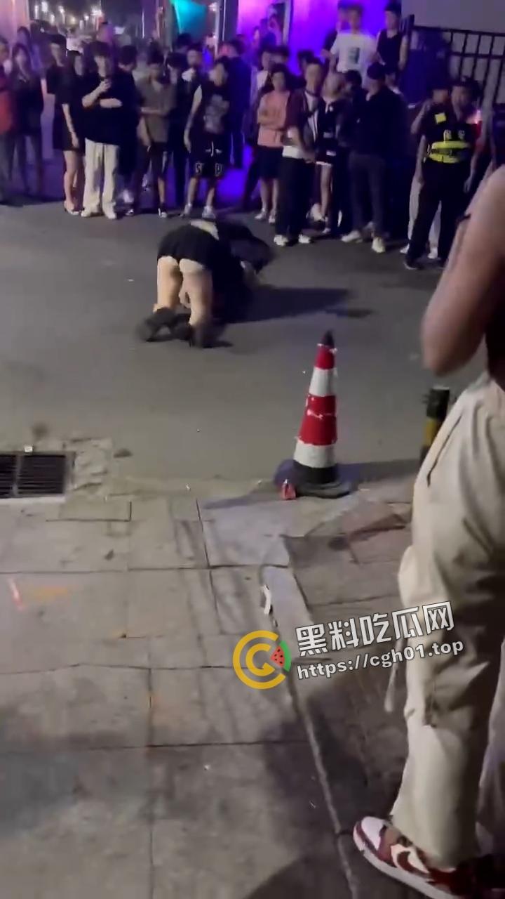 北京工体坦克大战瘦猴  飞猪女暴打细狗 打的自己内裤都飞了 围观群众都在喊加油 前排吃瓜 第5张