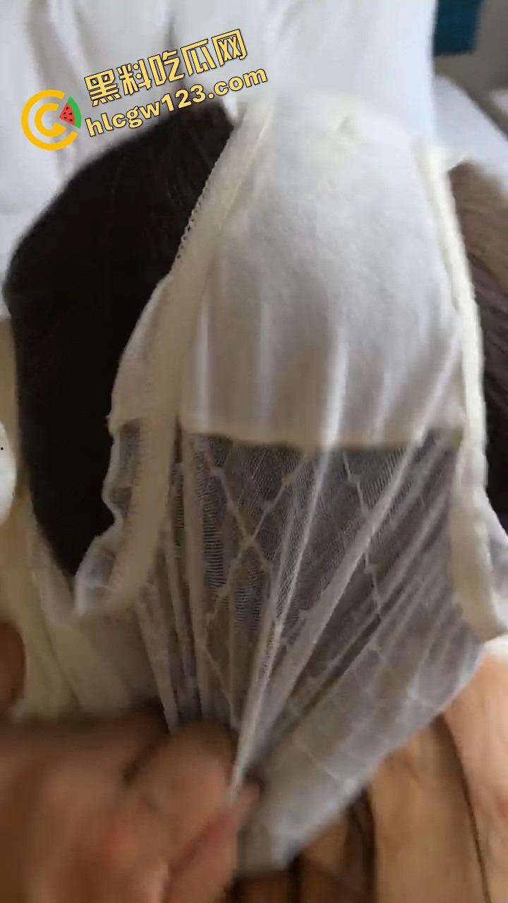 骚逼调教新境界，内裤往脸上一罩直接开干，操得眼都翻白，榨得逼水像喷泉，母狗不狠干她配做母狗？  第11张