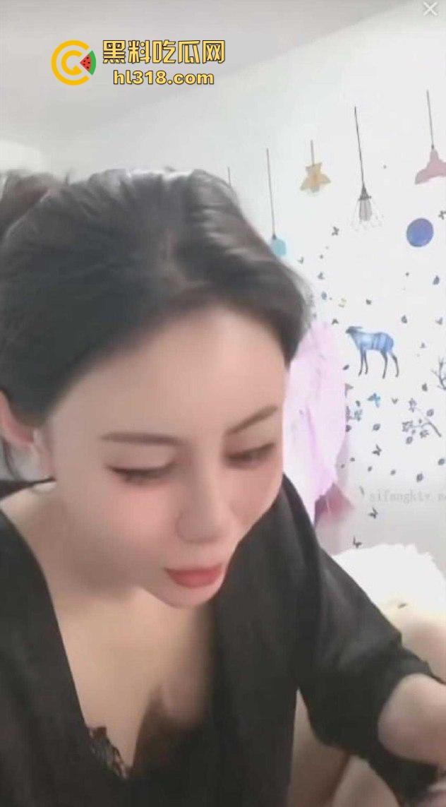 抖音极品网红擦边擦出新高度，真空睡衣直播，为了流量多次露奶子，奶头清晰可见！  第3张