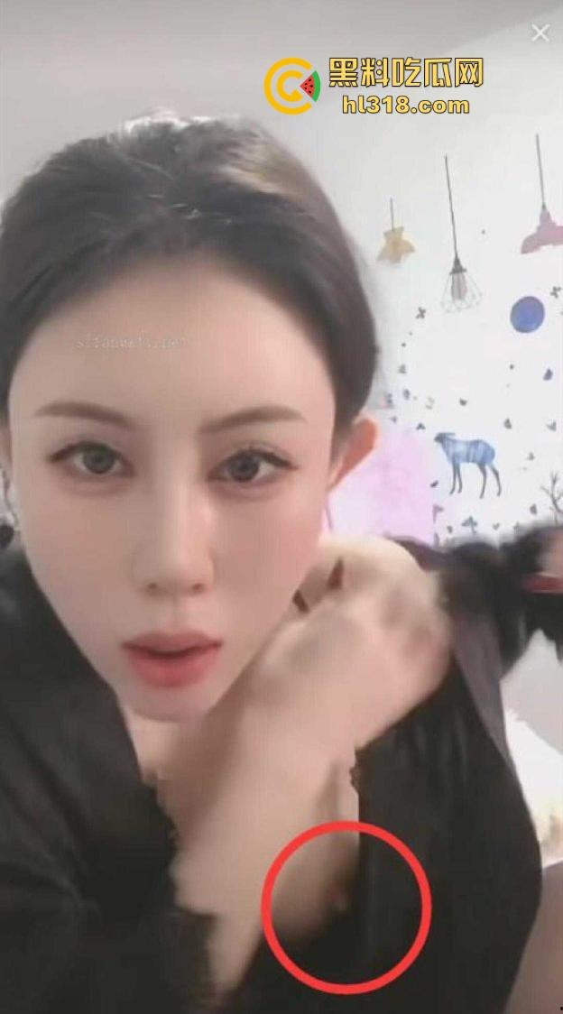 抖音极品网红擦边擦出新高度，真空睡衣直播，为了流量多次露奶子，奶头清晰可见！  第4张