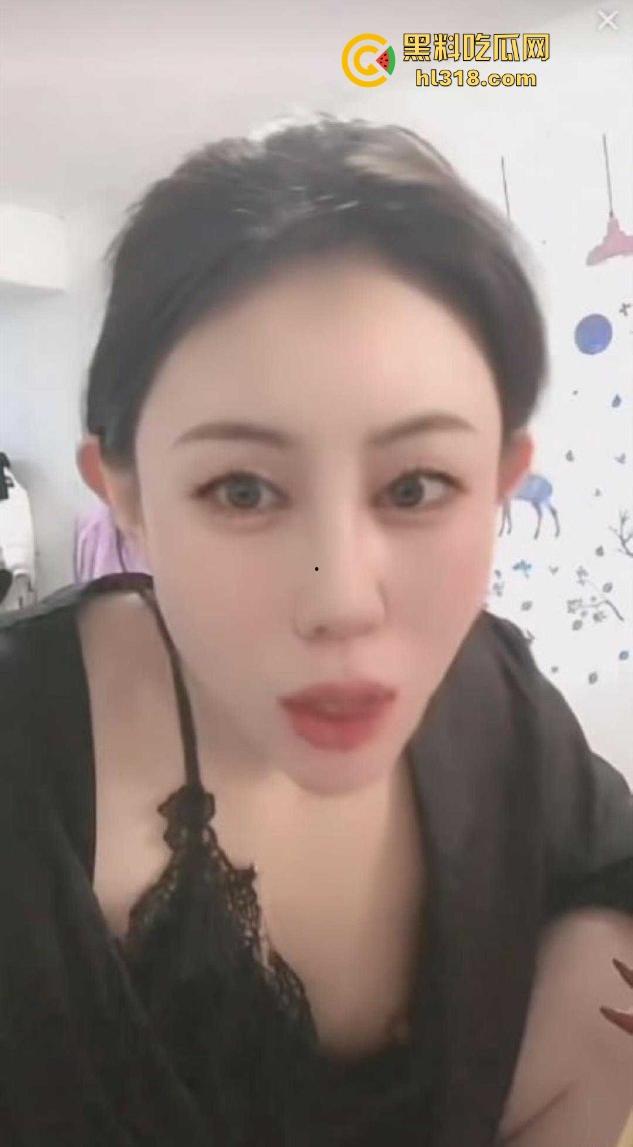 抖音极品网红擦边擦出新高度，真空睡衣直播，为了流量多次露奶子，奶头清晰可见！  第6张