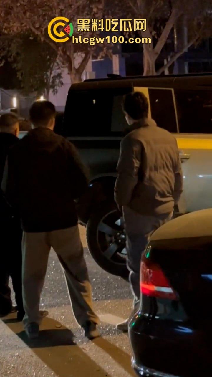 河北石家庄醉酒女司机酒后驾路虎连撞三车 当场吓傻 眼尖吃瓜群众发现美女后裤湿了一片 这是尿了？  第1张