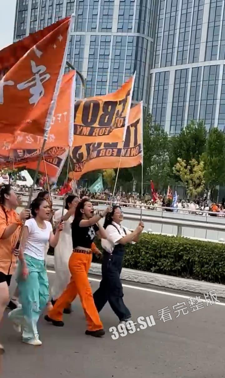 TFBOYS十周年演唱会女粉图鉴  并向抗洪一线的人民子弟兵致敬！ 第14张