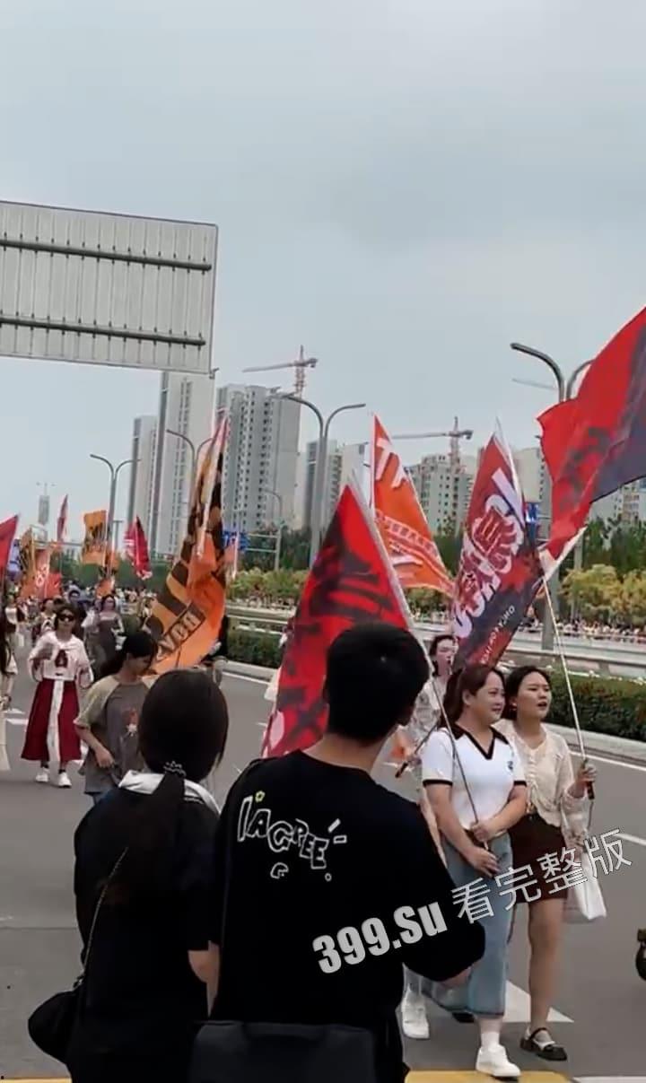 TFBOYS十周年演唱会女粉图鉴  并向抗洪一线的人民子弟兵致敬！ 第15张