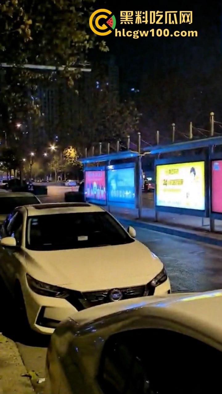 河北石家庄醉酒女司机酒后驾路虎连撞三车 当场吓傻 眼尖吃瓜群众发现美女后裤湿了一片 这是尿了？  第2张