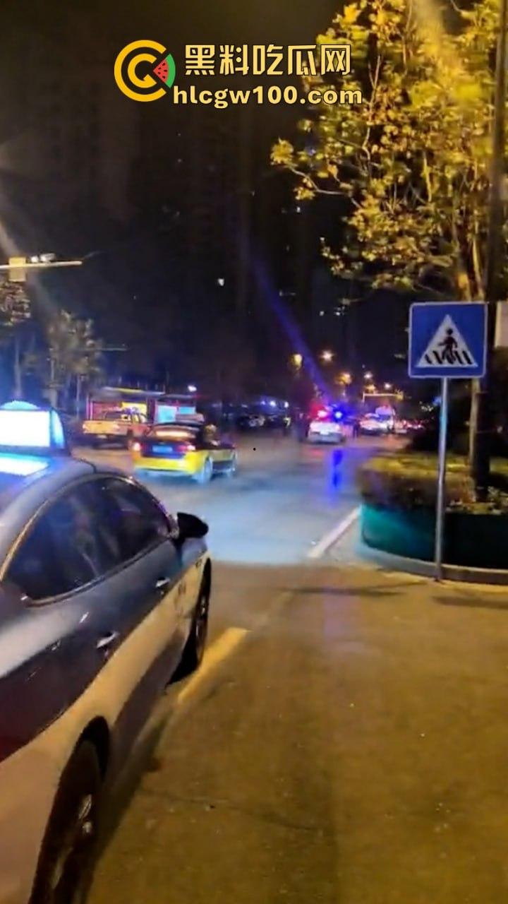 河北石家庄醉酒女司机酒后驾路虎连撞三车 当场吓傻 眼尖吃瓜群众发现美女后裤湿了一片 这是尿了？  第3张