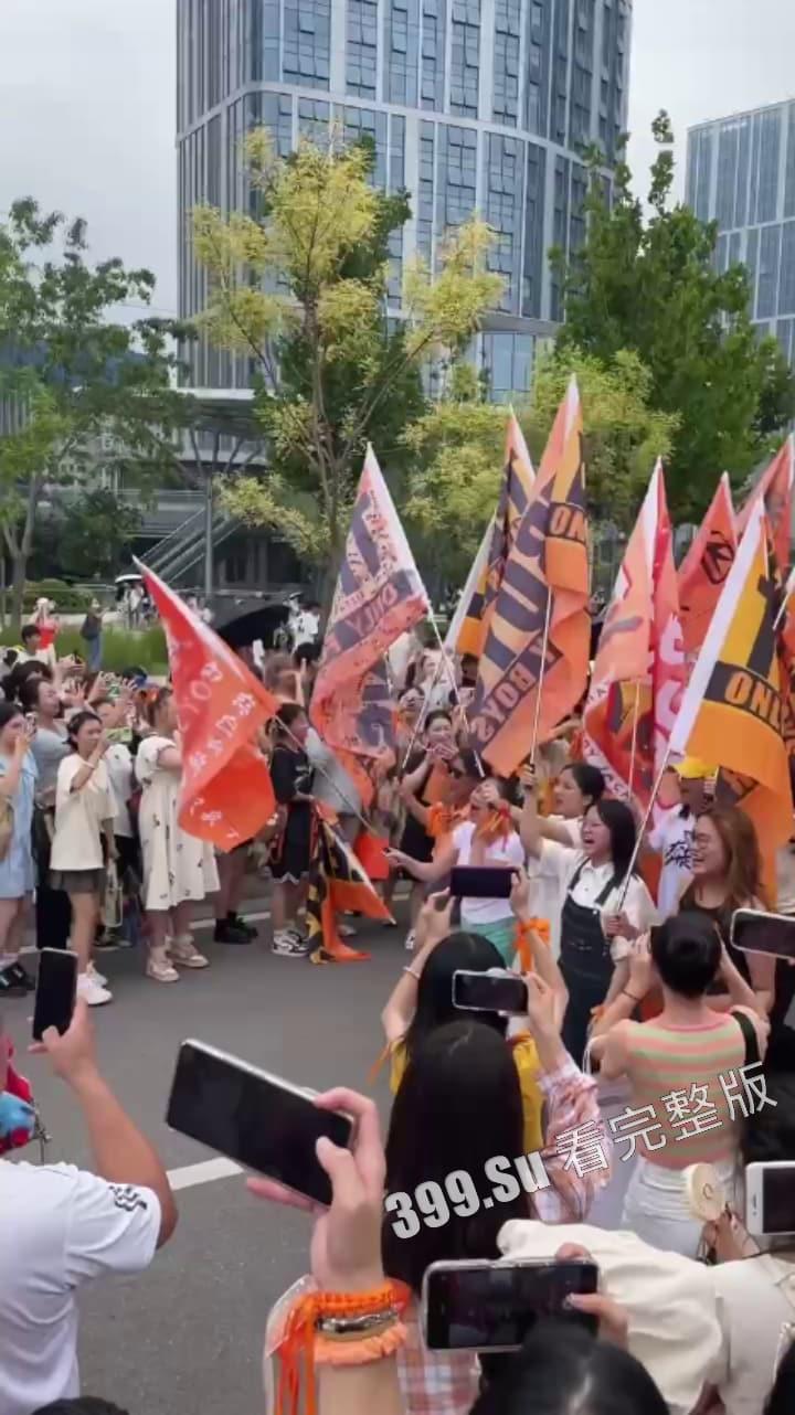 TFBOYS十周年演唱会女粉图鉴  并向抗洪一线的人民子弟兵致敬！ 第17张