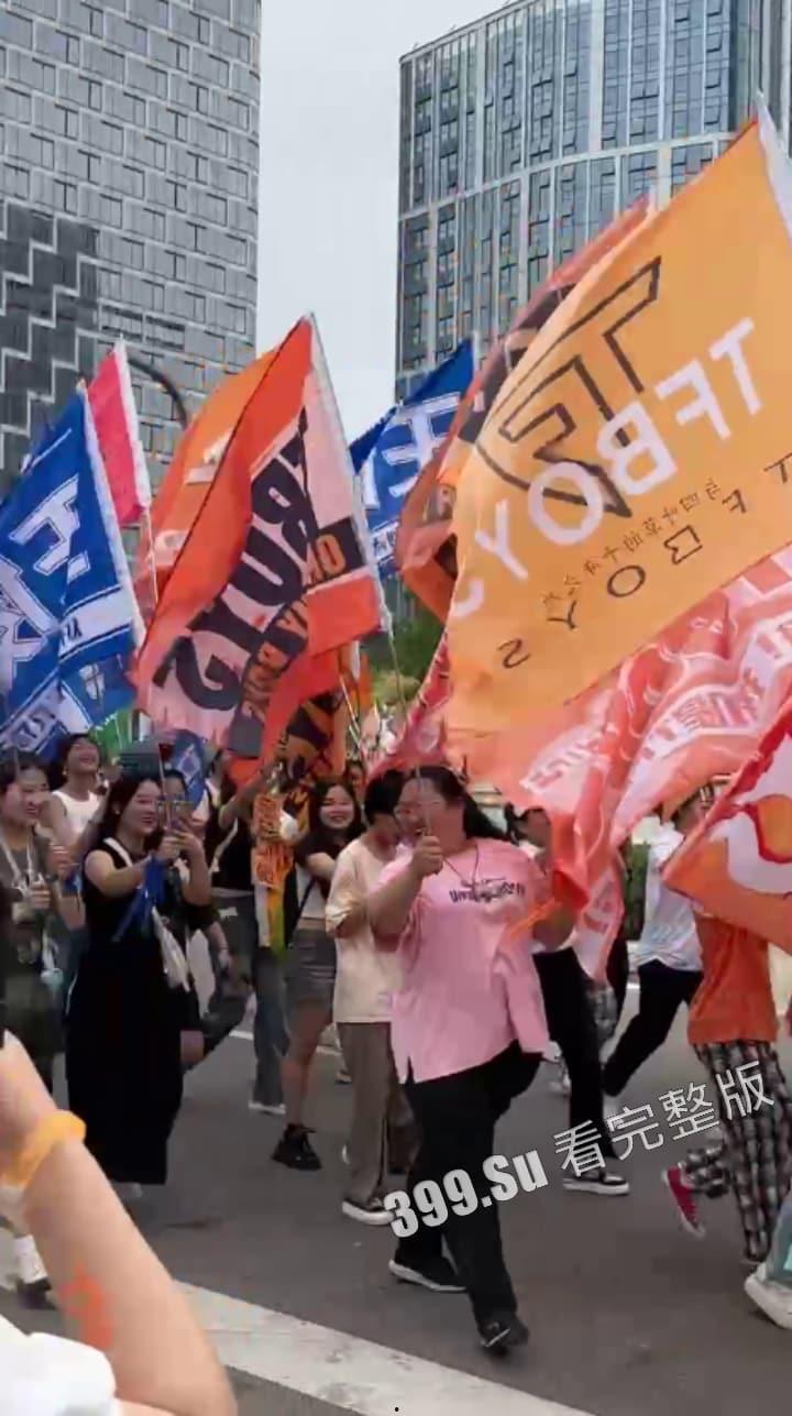 TFBOYS十周年演唱会女粉图鉴  并向抗洪一线的人民子弟兵致敬！ 第19张