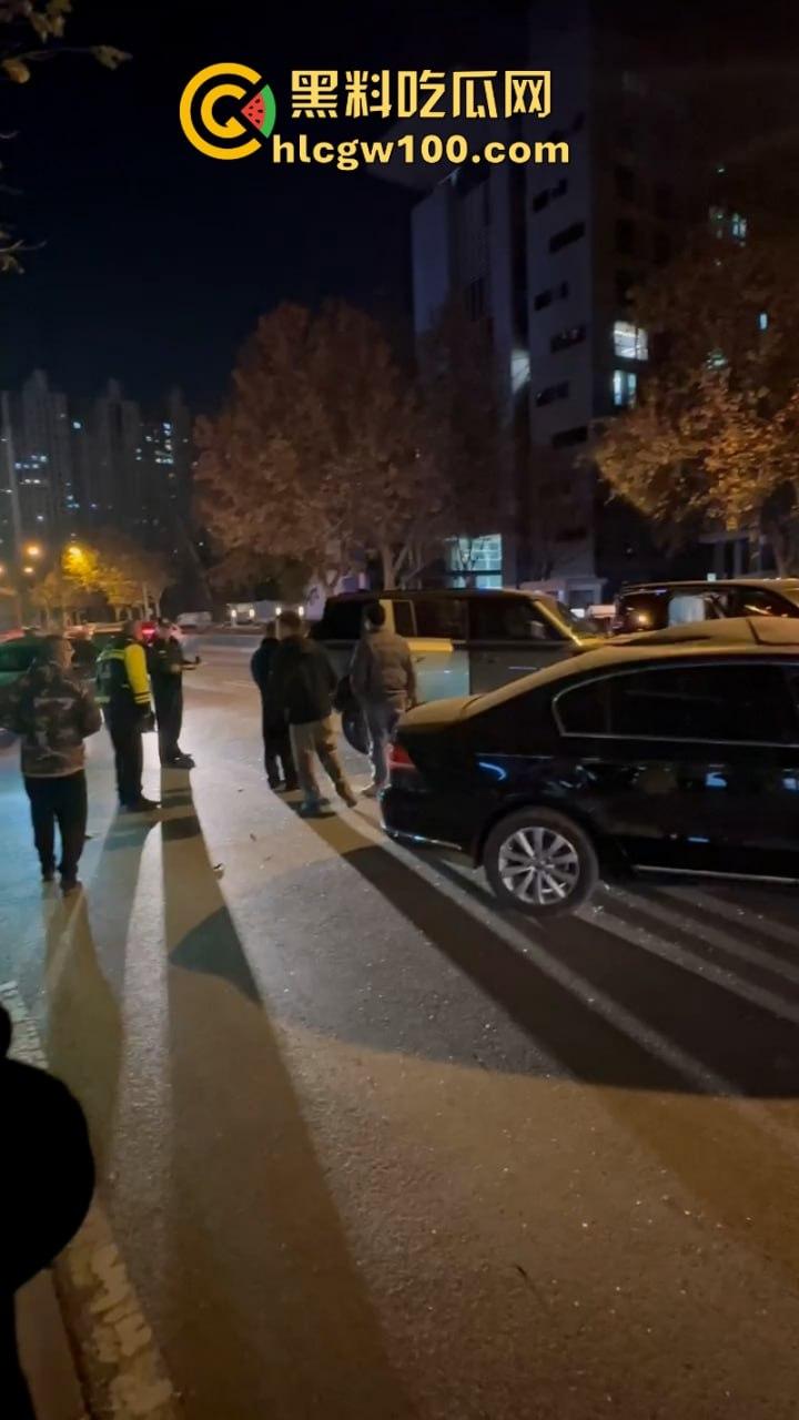 河北石家庄醉酒女司机酒后驾路虎连撞三车 当场吓傻 眼尖吃瓜群众发现美女后裤湿了一片 这是尿了？  第4张