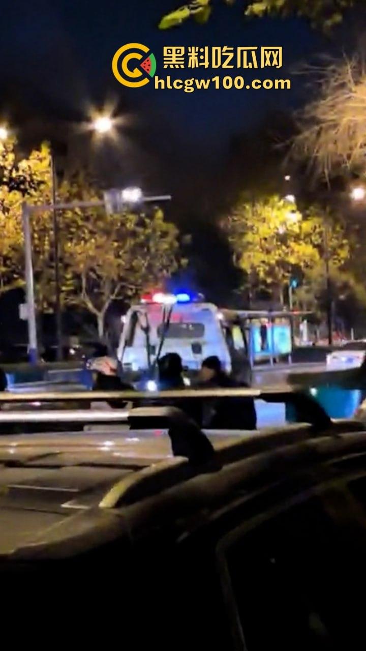 河北石家庄醉酒女司机酒后驾路虎连撞三车 当场吓傻 眼尖吃瓜群众发现美女后裤湿了一片 这是尿了？  第5张