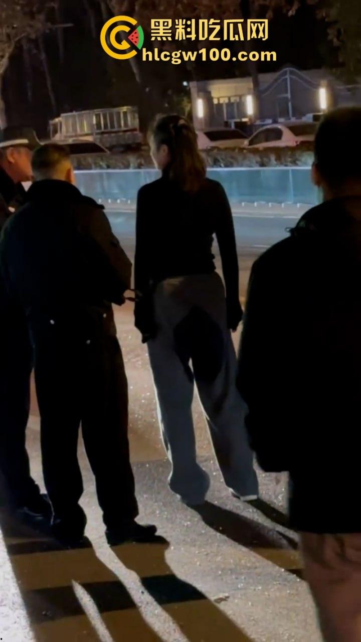 河北石家庄醉酒女司机酒后驾路虎连撞三车 当场吓傻 眼尖吃瓜群众发现美女后裤湿了一片 这是尿了？  第6张