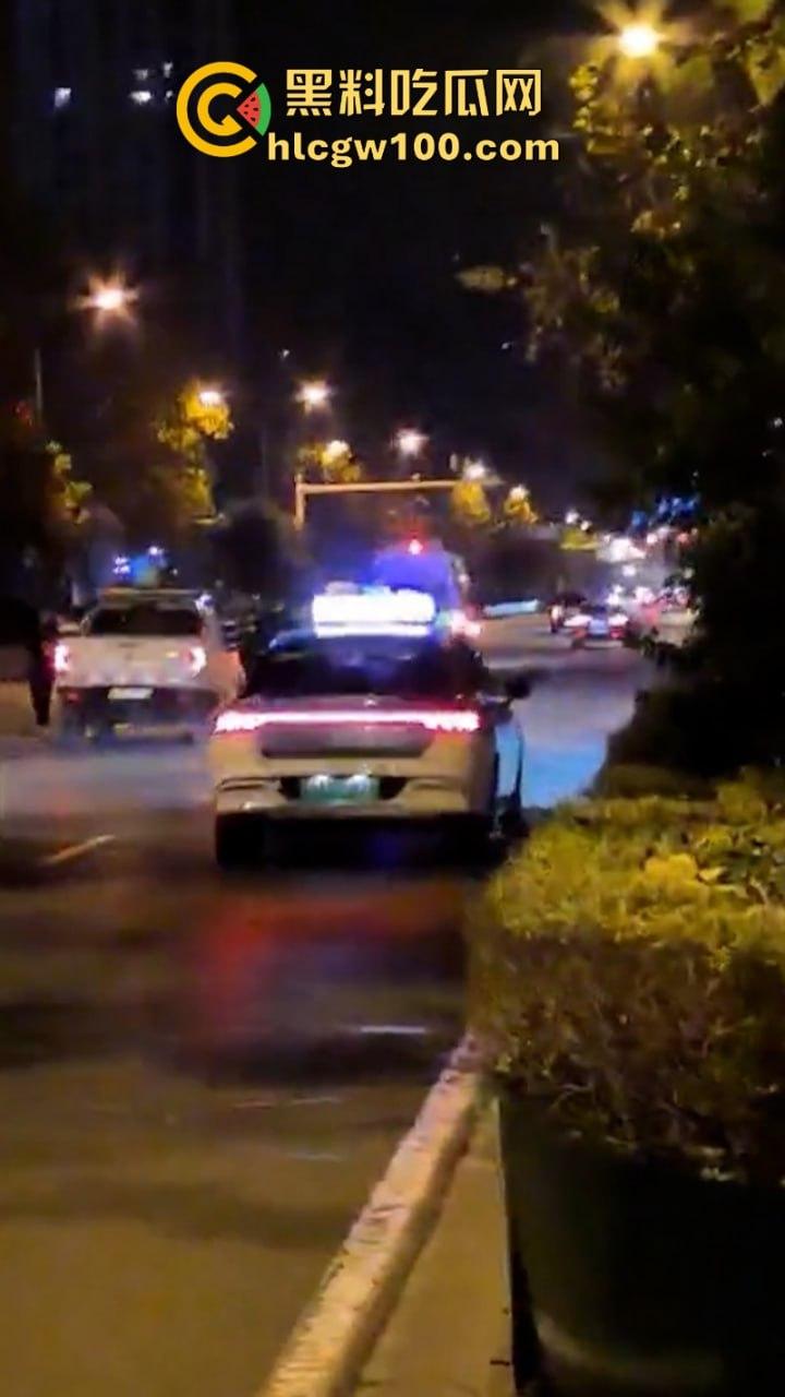 河北石家庄醉酒女司机酒后驾路虎连撞三车 当场吓傻 眼尖吃瓜群众发现美女后裤湿了一片 这是尿了？  第7张