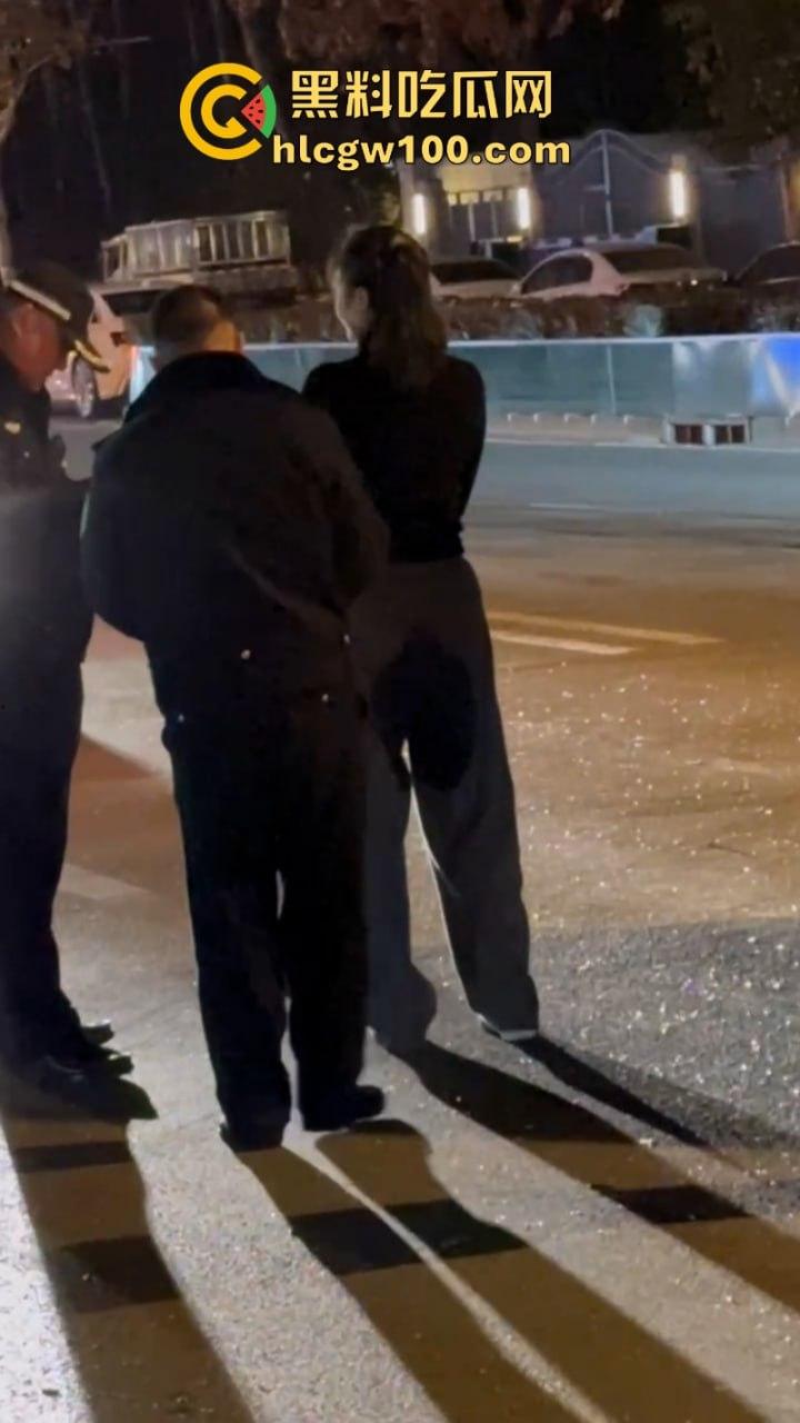 河北石家庄醉酒女司机酒后驾路虎连撞三车 当场吓傻 眼尖吃瓜群众发现美女后裤湿了一片 这是尿了？  第8张