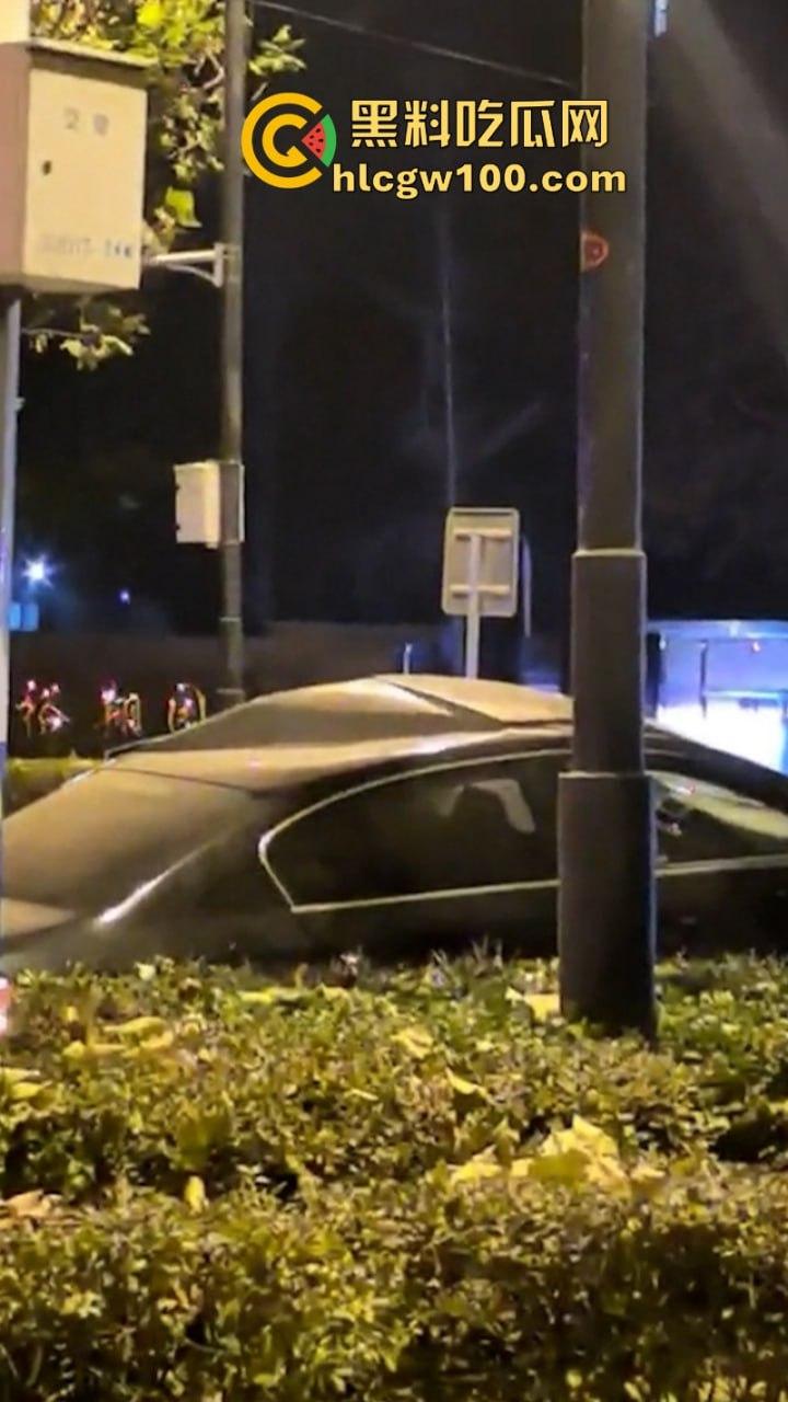 河北石家庄醉酒女司机酒后驾路虎连撞三车 当场吓傻 眼尖吃瓜群众发现美女后裤湿了一片 这是尿了？  第9张