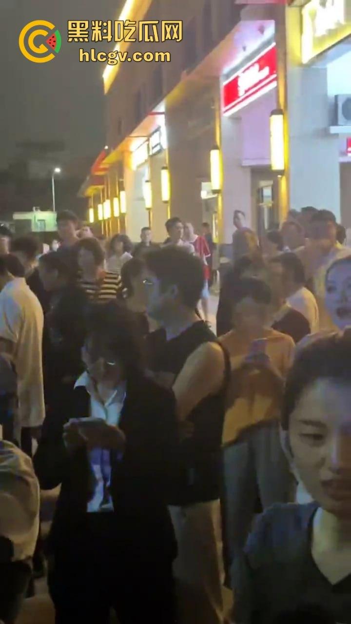 广东珠江铂世湾保安暴力打小孩引众怒！数百业主围堵救护车讨要说法  第1张