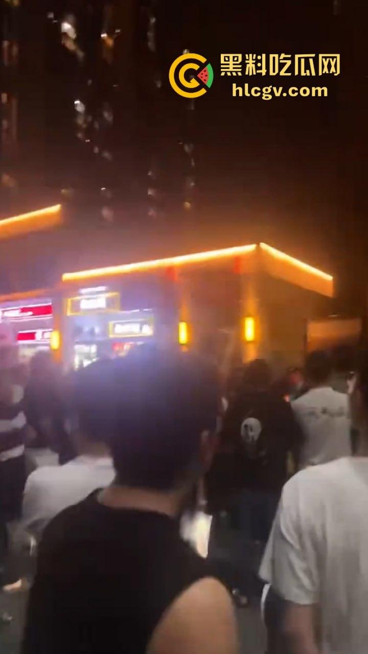 广东珠江铂世湾保安暴力打小孩引众怒！数百业主围堵救护车讨要说法  第2张