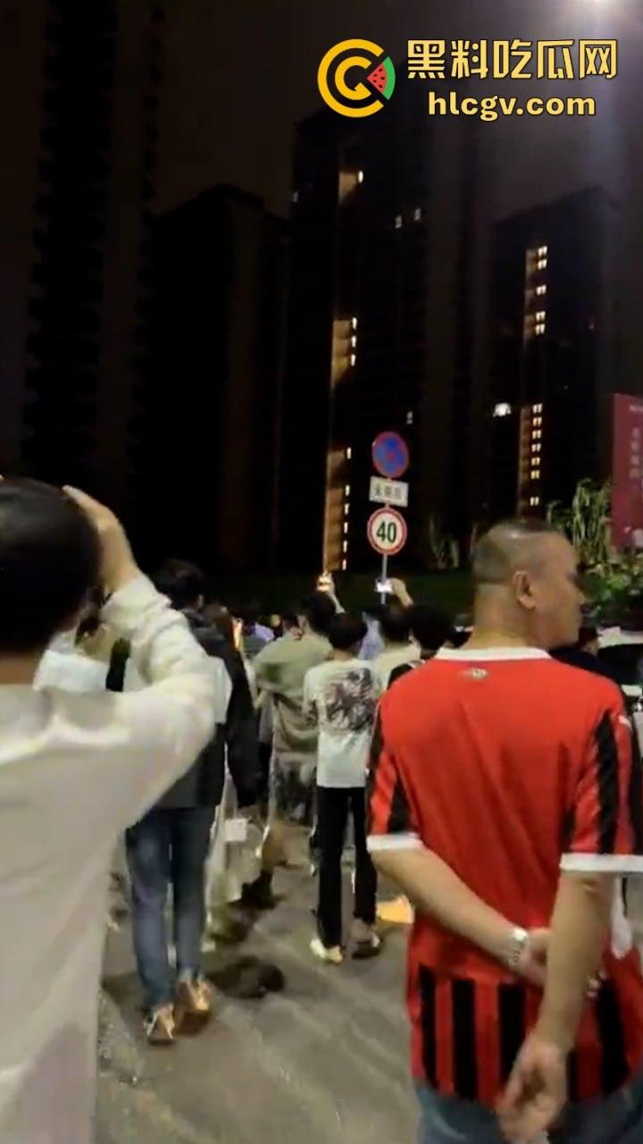 广东珠江铂世湾保安暴力打小孩引众怒！数百业主围堵救护车讨要说法  第3张