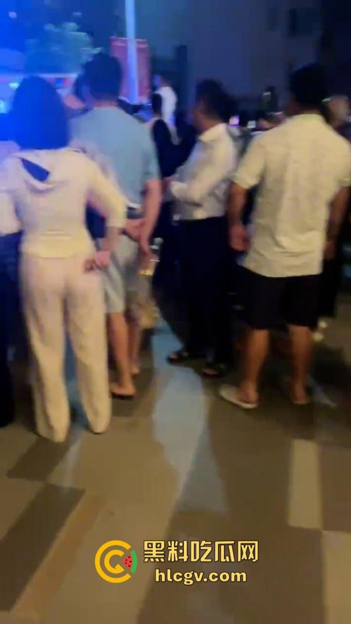 广东珠江铂世湾保安暴力打小孩引众怒！数百业主围堵救护车讨要说法  第5张