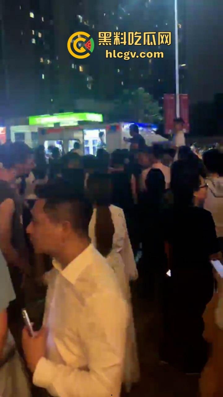 广东珠江铂世湾保安暴力打小孩引众怒！数百业主围堵救护车讨要说法  第6张