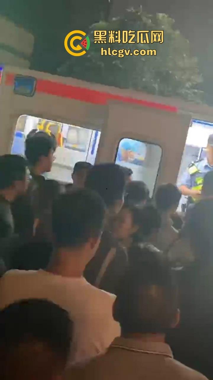 广东珠江铂世湾保安暴力打小孩引众怒！数百业主围堵救护车讨要说法  第7张