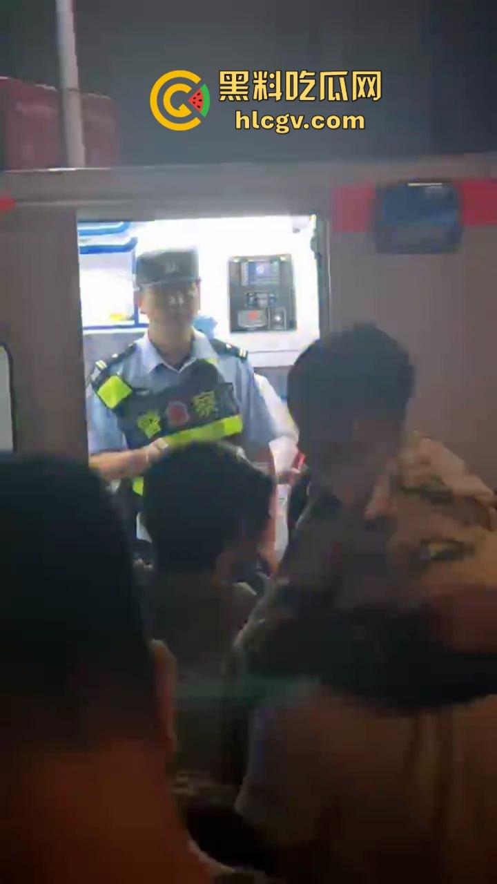 广东珠江铂世湾保安暴力打小孩引众怒！数百业主围堵救护车讨要说法  第8张