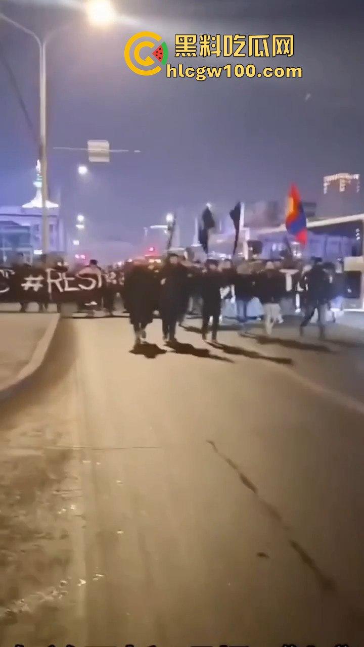 蒙古首都乌兰巴托市中心发生大规模示威游行，原来邻国也不是想象中的那么太平嘛  第2张