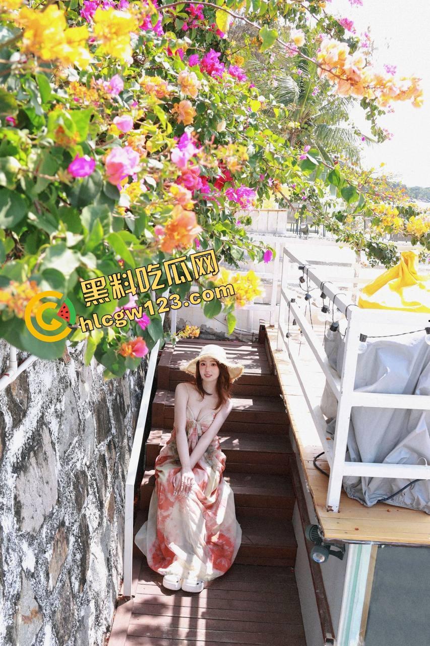 农业片天花板，大胸妹模仿奶牛挤奶，乳头夹得哆嗦喷汁，这奶子还能这样玩？奶牛看了都沉默！  第2张