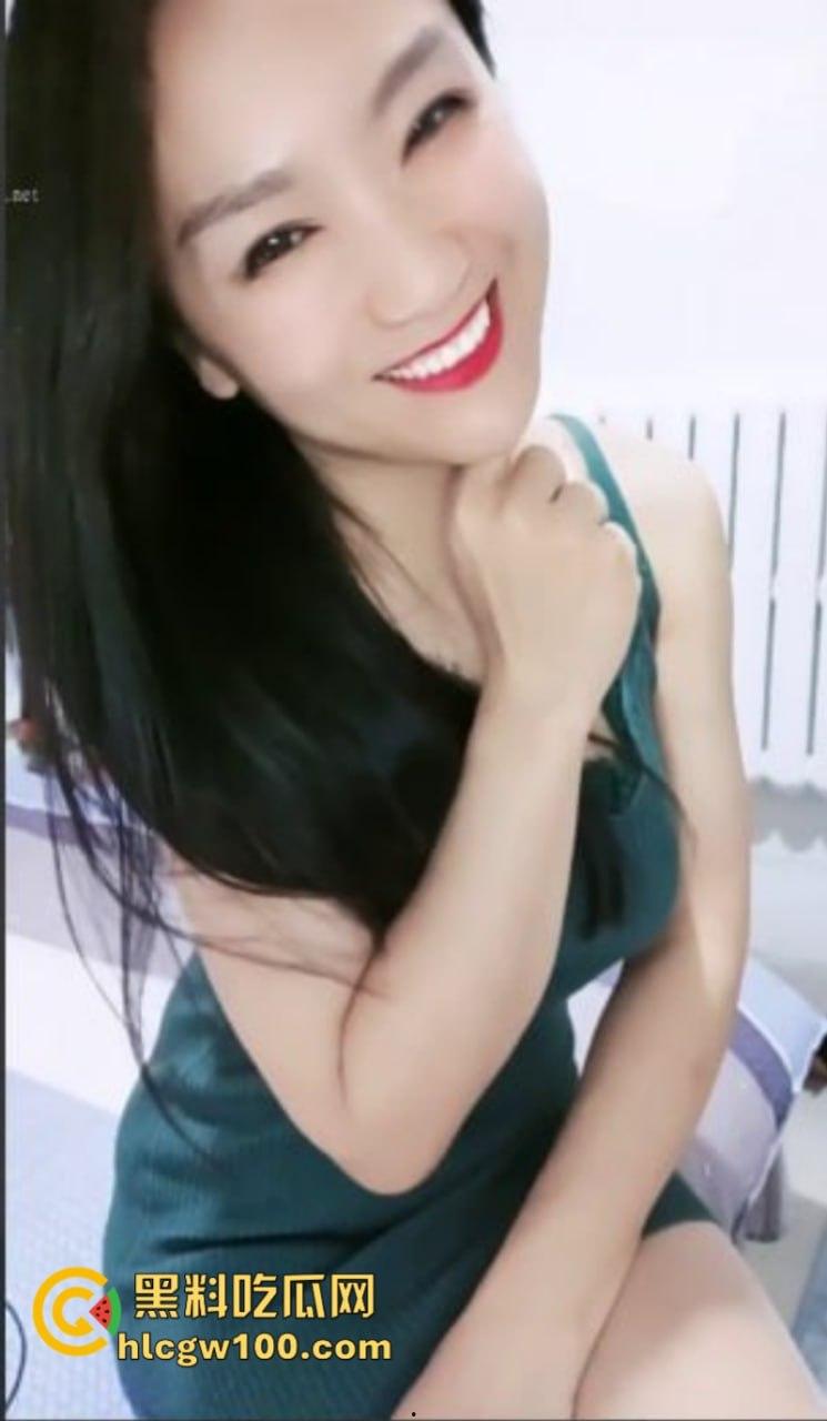 抖音3.6w粉丝单亲妈妈【林三妹】为了赚钱养孩子 直播自慰开双洞 极限抠逼求金主垂怜！  第2张