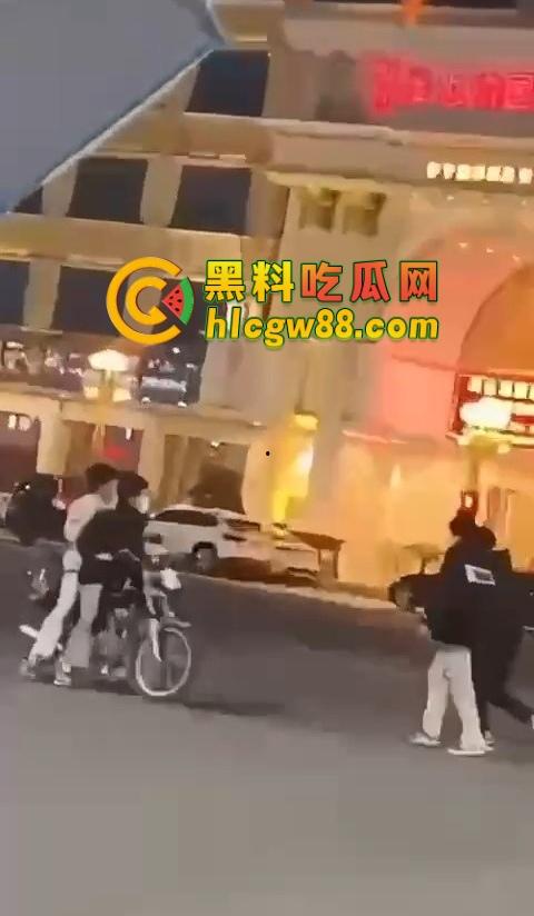 普宁盛产精神小伙，精神小伙又疯了？刀仔砍人血溅街头，这回不是社会摇，是进局子摇！  第2张