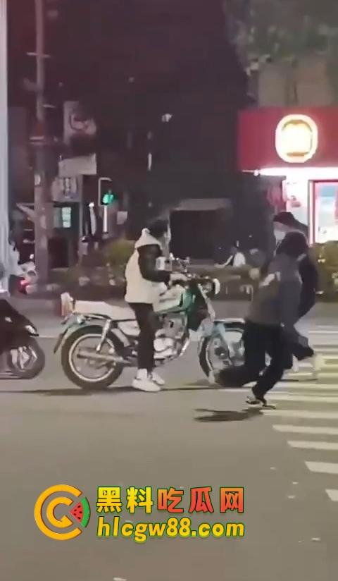 普宁盛产精神小伙，精神小伙又疯了？刀仔砍人血溅街头，这回不是社会摇，是进局子摇！  第3张