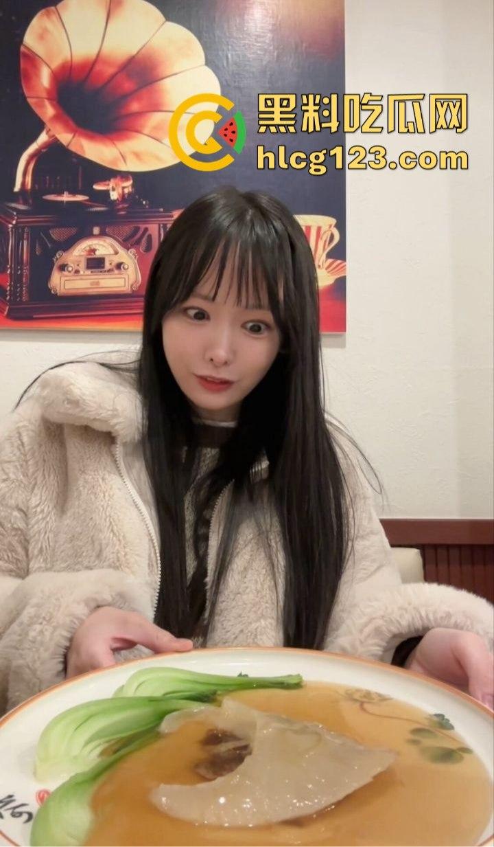 极品日本妹子白天看熊猫，晚上寂寞拿19CM狼牙棒狂放松！塞进小穴痛苦面具都出来了！  第10张