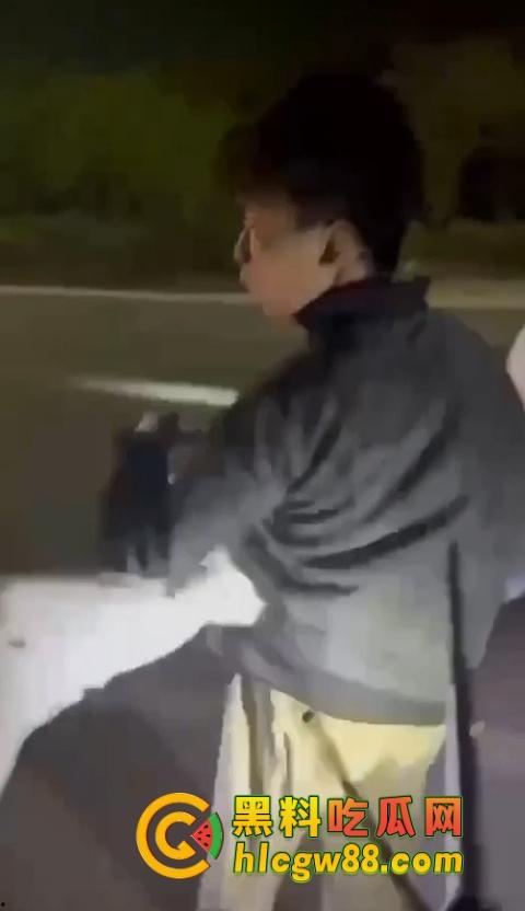 普宁盛产精神小伙，精神小伙又疯了？刀仔砍人血溅街头，这回不是社会摇，是进局子摇！  第5张