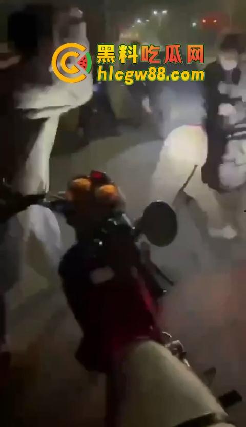 普宁盛产精神小伙，精神小伙又疯了？刀仔砍人血溅街头，这回不是社会摇，是进局子摇！  第7张