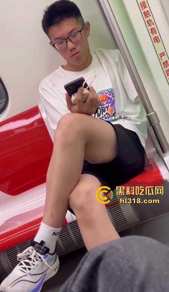 地铁手冲哥伪装独臂残疾人，正大光明打飞机，古有杨过断臂带大雕，今有小伙断臂撸大屌！  第1张