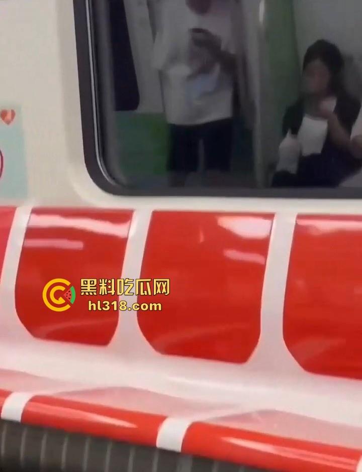 地铁手冲哥伪装独臂残疾人，正大光明打飞机，古有杨过断臂带大雕，今有小伙断臂撸大屌！  第2张