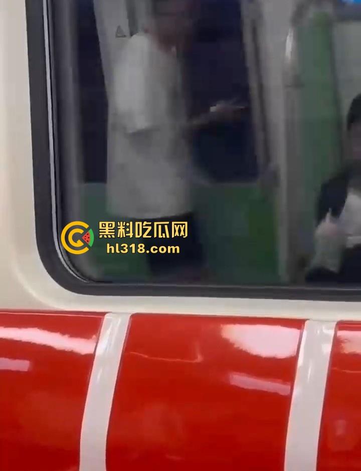 地铁手冲哥伪装独臂残疾人，正大光明打飞机，古有杨过断臂带大雕，今有小伙断臂撸大屌！  第4张