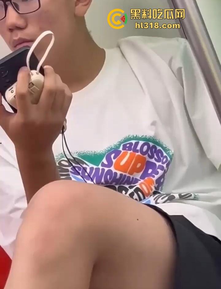 地铁手冲哥伪装独臂残疾人，正大光明打飞机，古有杨过断臂带大雕，今有小伙断臂撸大屌！  第5张