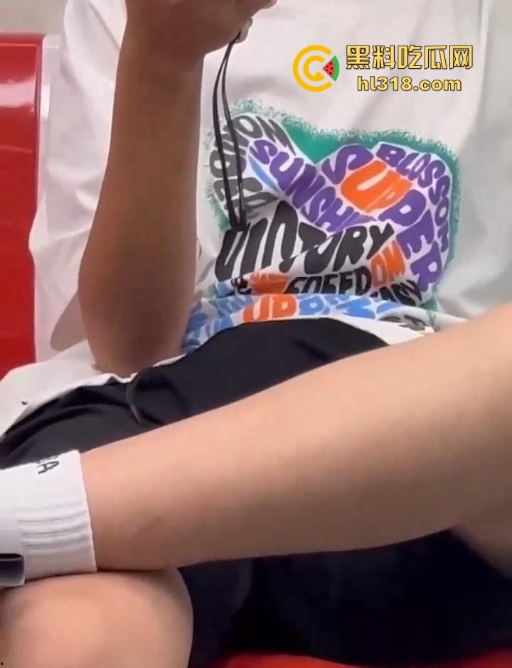 地铁手冲哥伪装独臂残疾人，正大光明打飞机，古有杨过断臂带大雕，今有小伙断臂撸大屌！  第8张