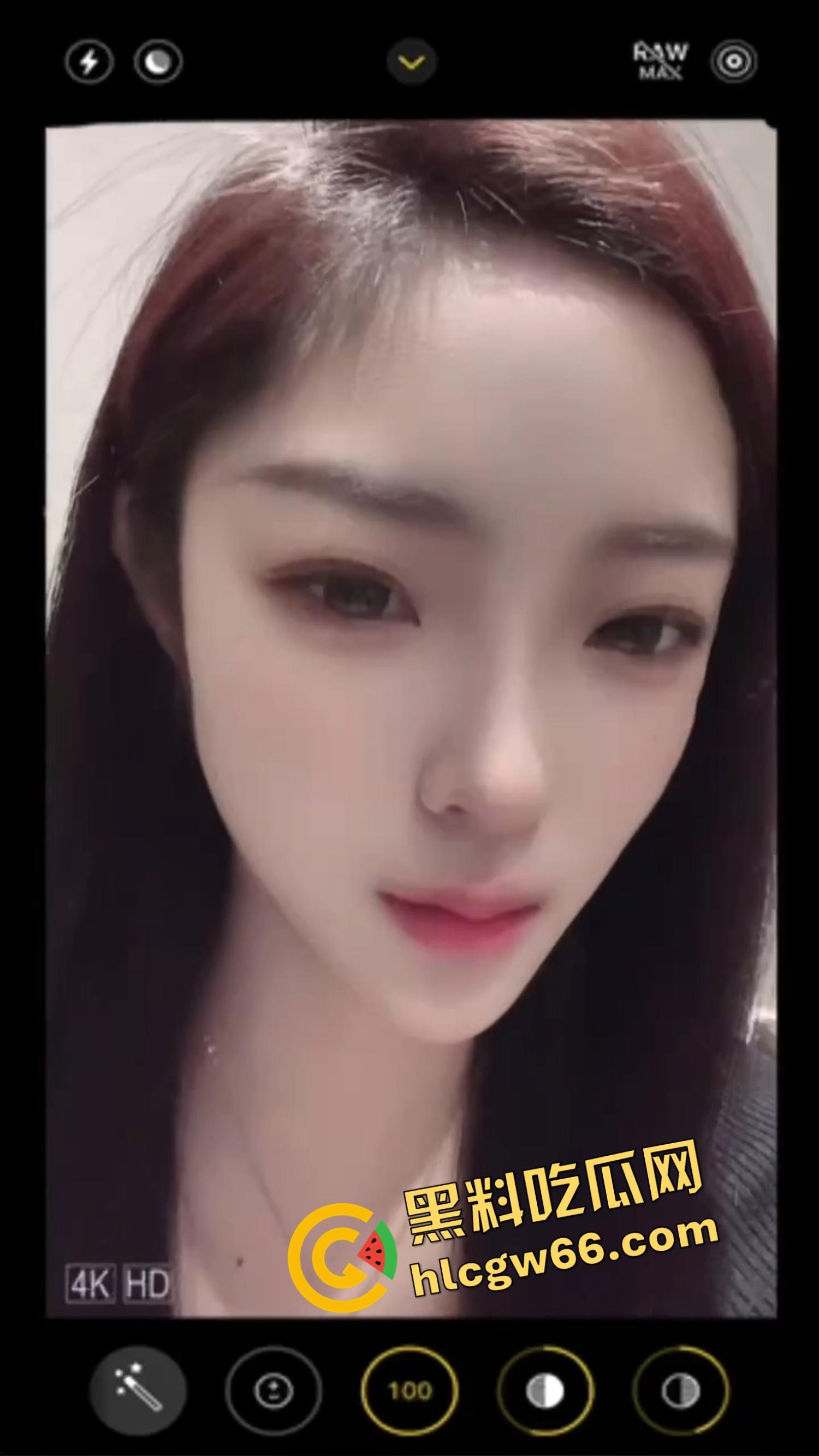 厦门老哥调教爱宠如母狗！街头穿情趣装趴地学狗叫，进男厕舔小便池，一边舔着还一脸享受！  第2张