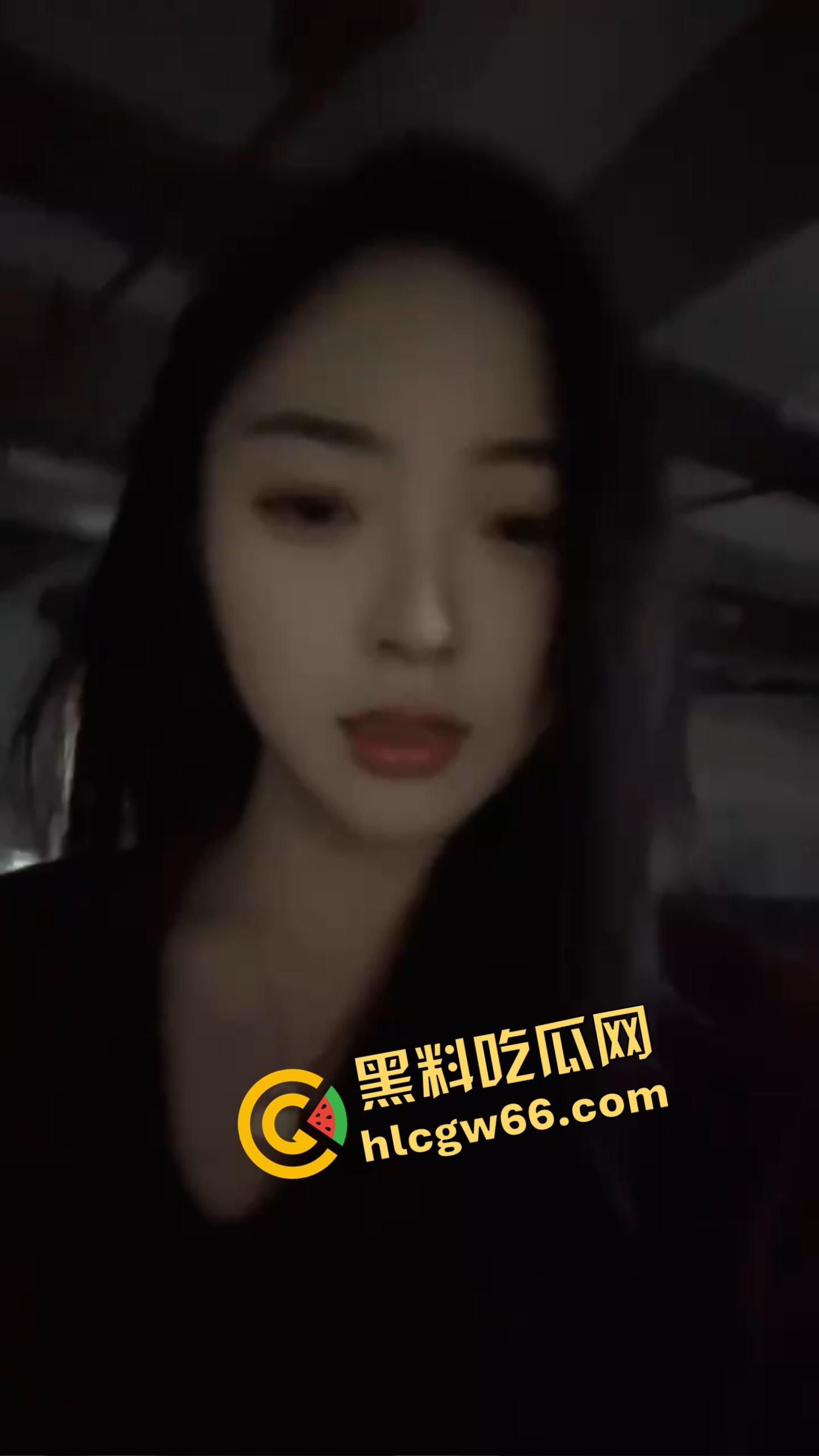 厦门老哥调教爱宠如母狗！街头穿情趣装趴地学狗叫，进男厕舔小便池，一边舔着还一脸享受！  第3张