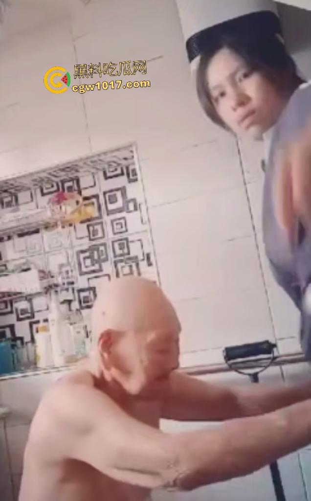 80岁老汉色心不死，保姆洗澡伺候遭咸手调戏，嘴比划求口交，保姆挥巴掌却怕被讹，牙齿全无照样硬上？  第8张