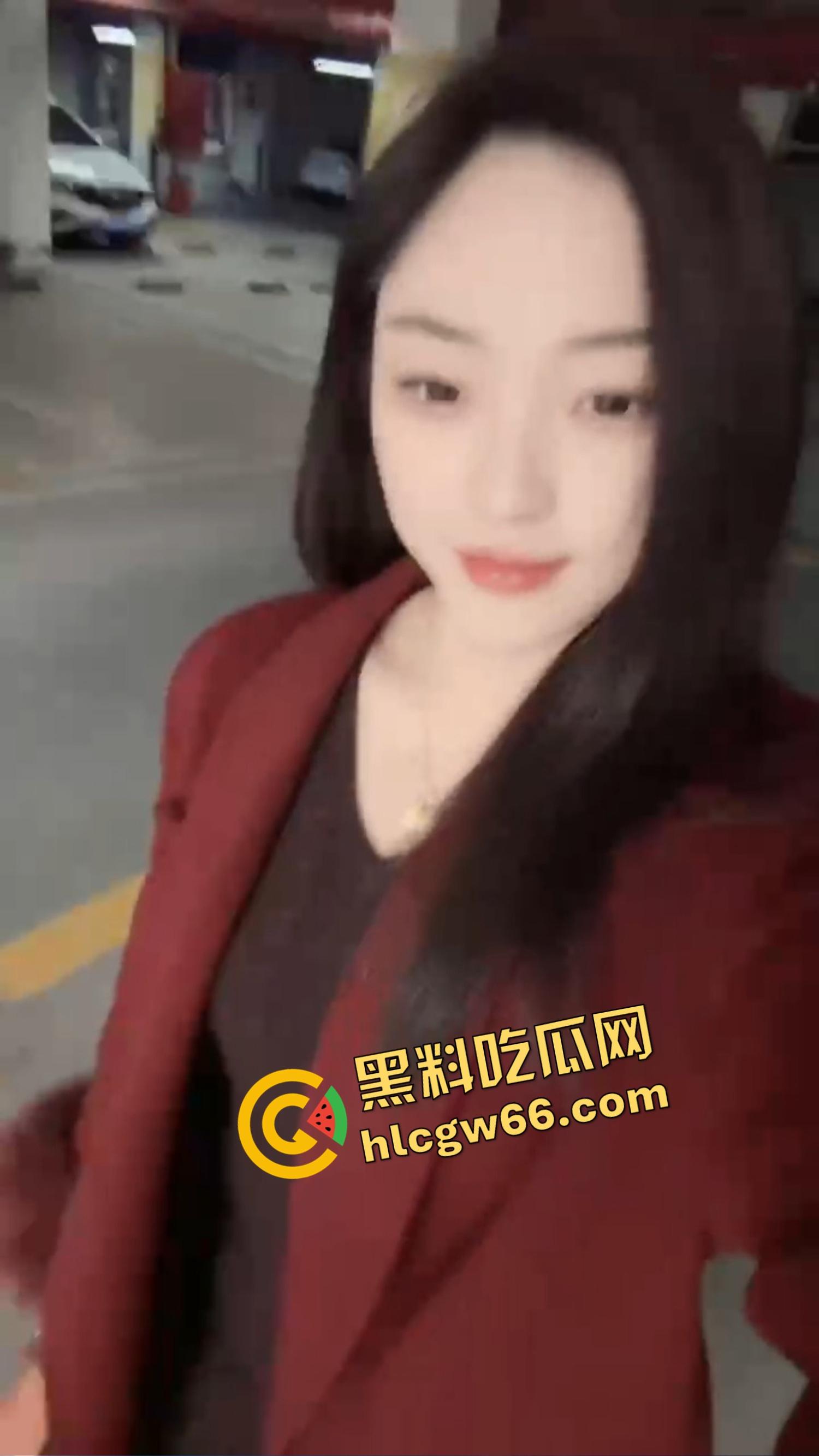 厦门老哥调教爱宠如母狗！街头穿情趣装趴地学狗叫，进男厕舔小便池，一边舔着还一脸享受！  第4张