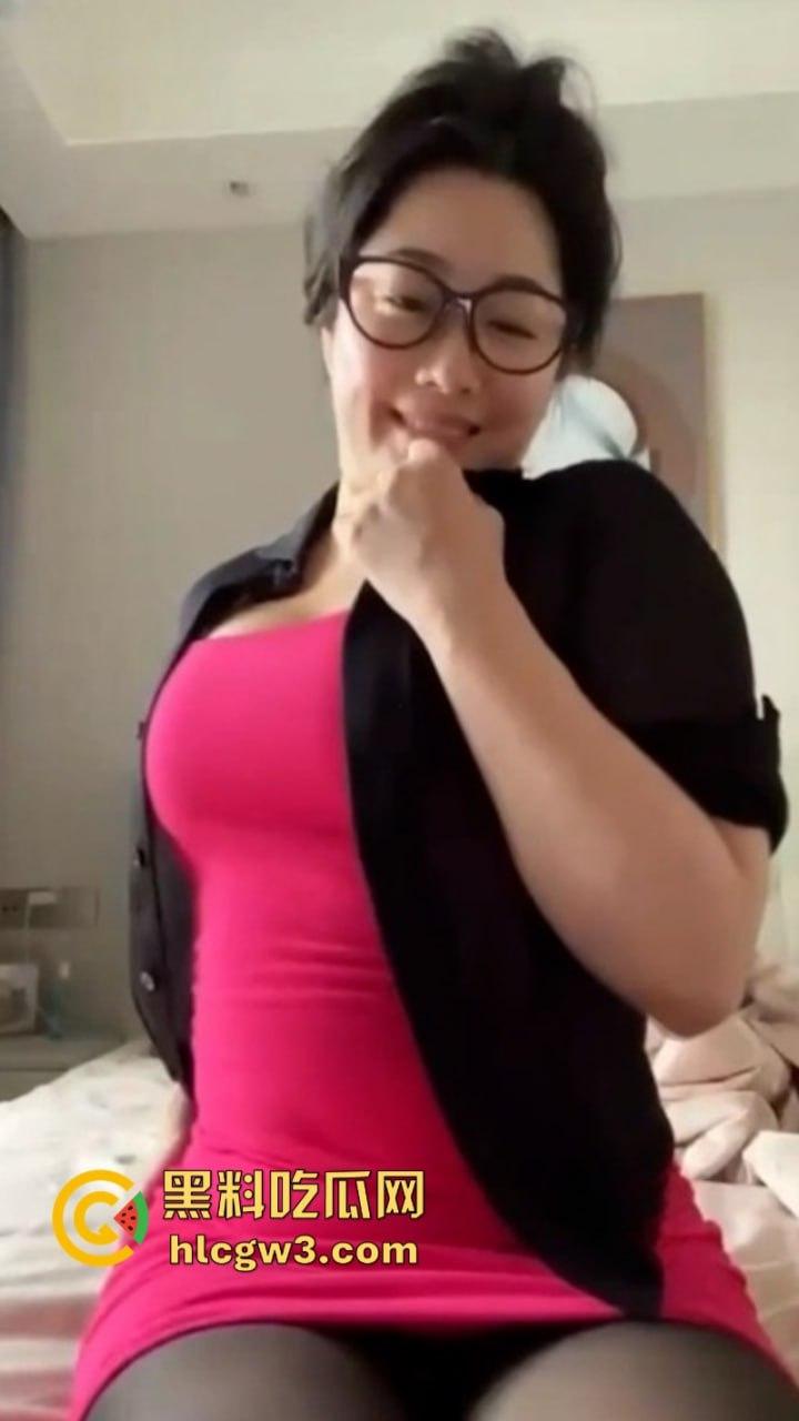 抖音巨乳网红【豹什么豹】露脸抠逼秀 性感美少妇身穿黑丝开档袜骚到极致  第4张