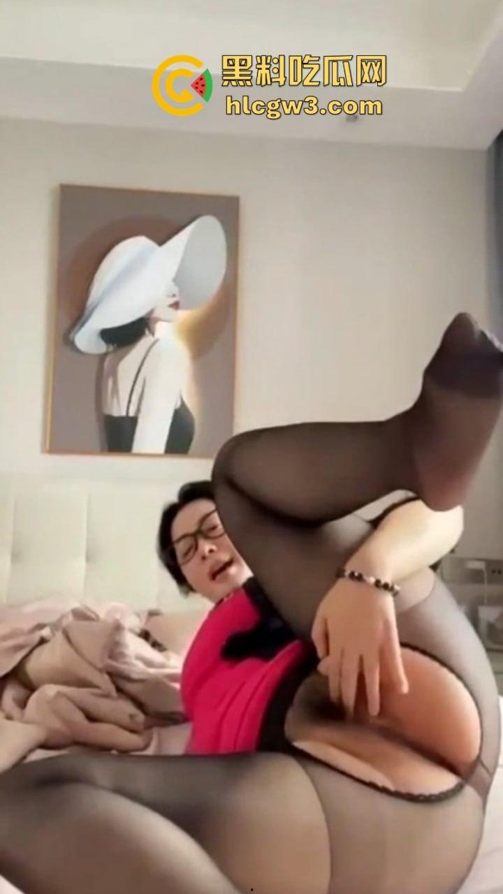抖音巨乳网红【豹什么豹】露脸抠逼秀 性感美少妇身穿黑丝开档袜骚到极致  第5张