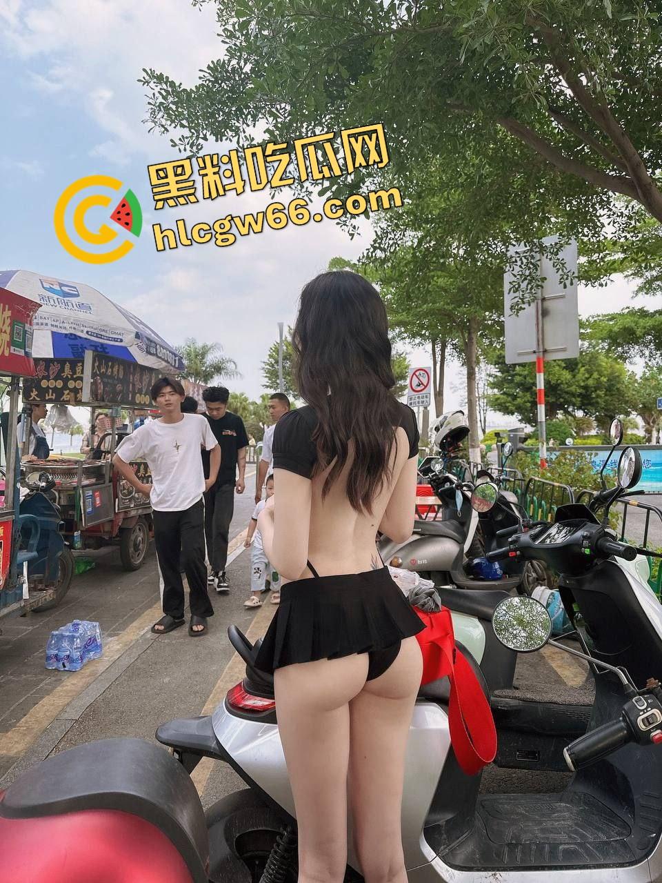 厦门老哥调教爱宠如母狗！街头穿情趣装趴地学狗叫，进男厕舔小便池，一边舔着还一脸享受！  第8张