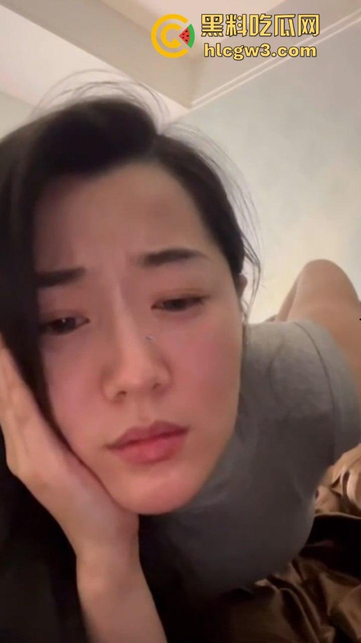 抖音巨乳网红【豹什么豹】露脸抠逼秀 性感美少妇身穿黑丝开档袜骚到极致  第7张