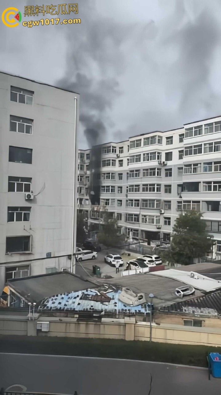 河北张家口钢鑫小区,突发惊天爆炸疑似燃气泄漏,爆炸冲击波震碎周边窗户玻璃,楼体墙面崩裂变形! 第1张 河北张家口钢鑫小区,突发惊天爆炸疑似燃气泄漏,爆炸冲击波震碎周边窗户玻璃,楼体墙面崩裂变形! 第1张